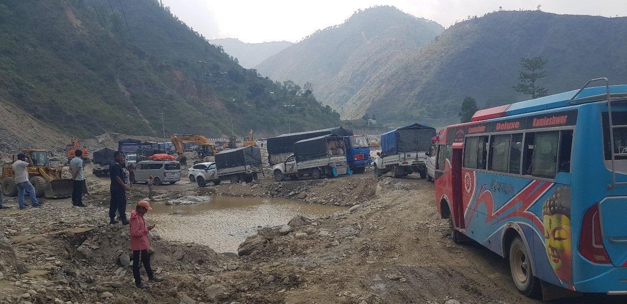 अविरल वर्षापछि बिपी राजमार्ग पूर्ण बन्द